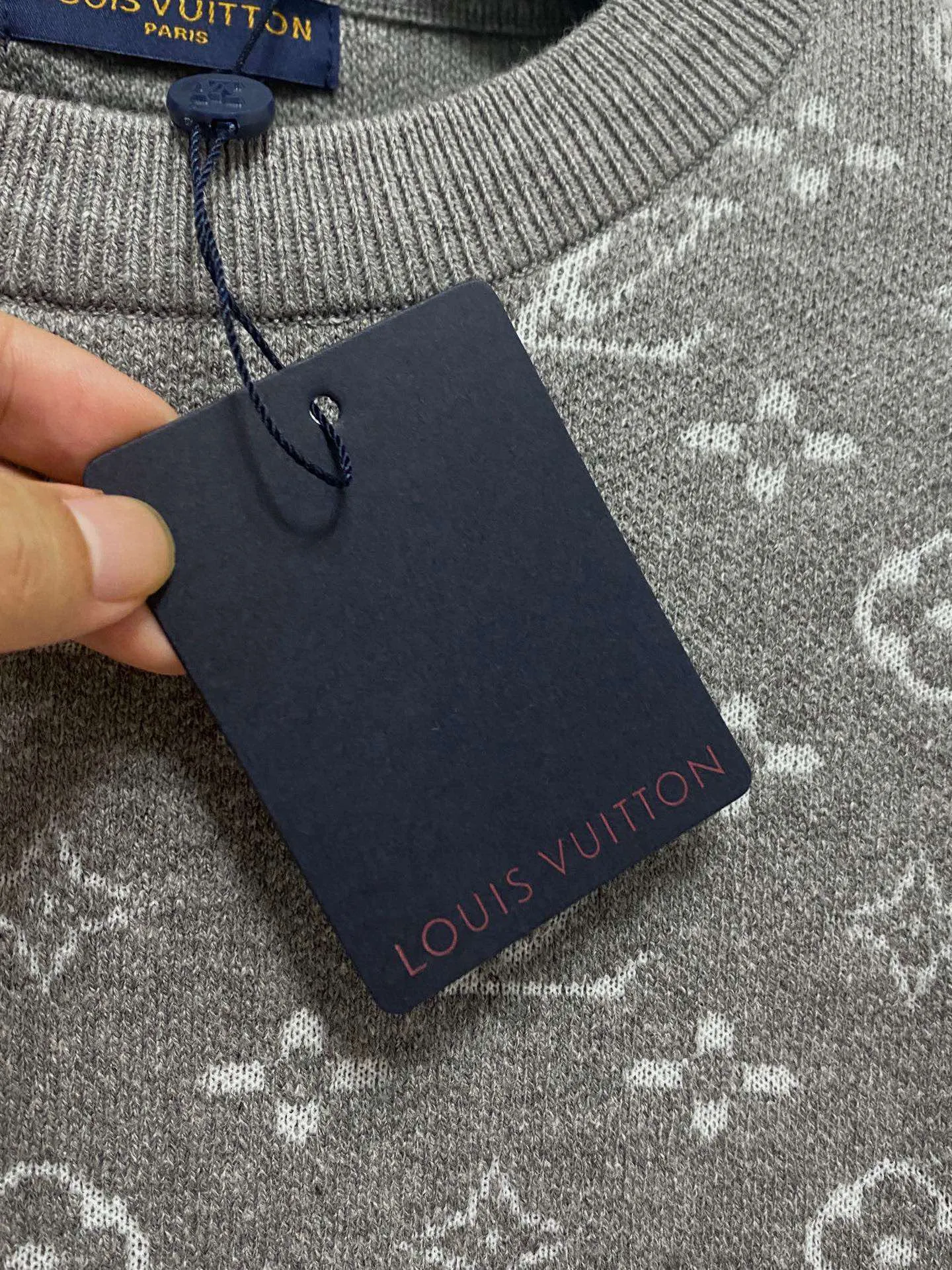 🅿️440 [LV Louis Vuitton] Autumn and winter classic lapel sweater, in full condition! ! ! Wool blended fabric, the latest model in 2025, golden ratio! ! Slim-fitting soft gold, versatile and practical item, the combination and practicality are extremely powerful, simple and elegant, and classy! To create your own style, it is highly recommended to buy it in two colors. The standard slim fit tailoring process is suitable for both young and old men. It is knitted from wool and will not cause any discomfort! While keeping warm, it is stylish, textured and wearable, and the classic logo with contrasting colors on the chest feels in place! ! Recommended for regular customers! ! Size M-3XL (maximum wear: 190 pounds)